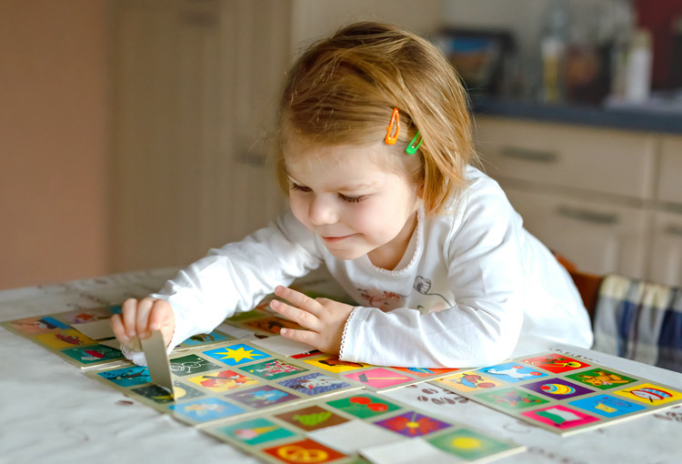 Trò chơi xếp hình giúp trẻ rèn luyện sự tập trung. Ảnh: Shutterstock.