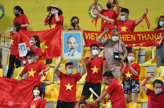 CĐV Việt Nam vào sân cổ vũ cho thầy trò HLV Park Hang-seo tại UAE, ở vòng loại thứ hai World Cup 2022 - khu vực châu Á. Ảnh: Lâm Thoả