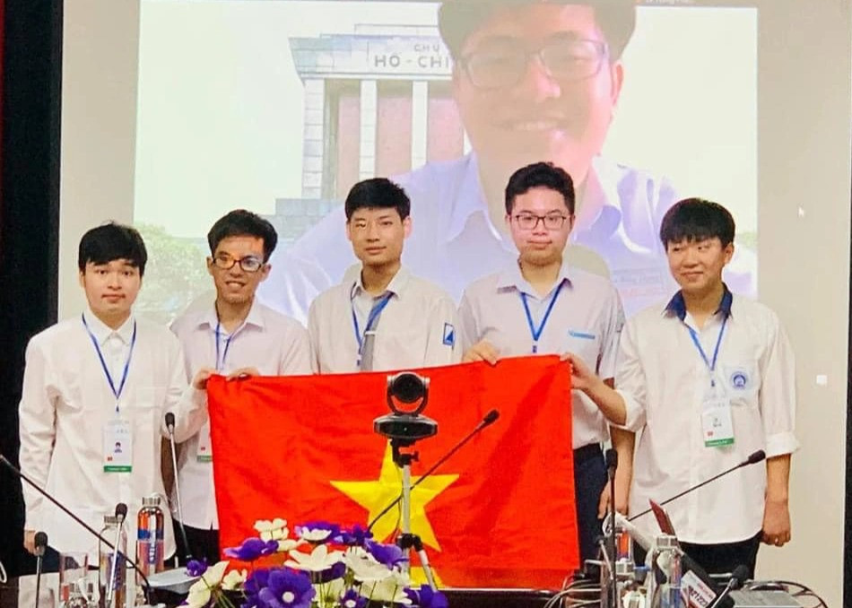 Đội tuyển Olympic Toán Việt Nam thi đấu online ở 2 đầu cầu đất nước - 1