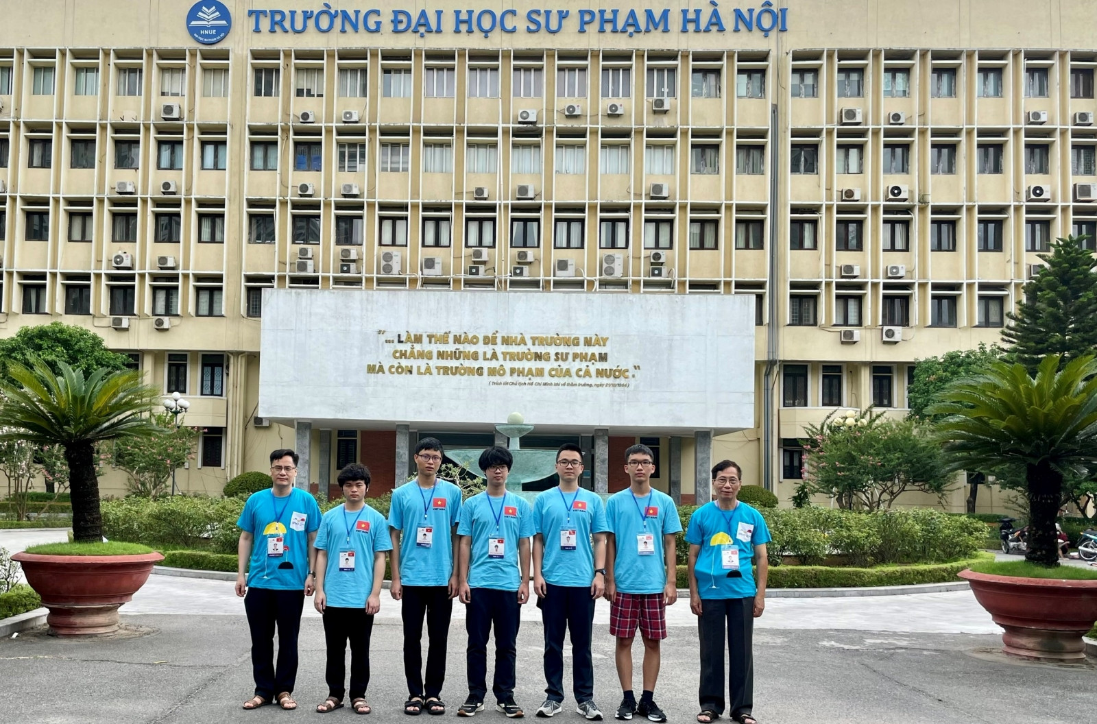 Đội tuyển học sinh Việt Nam tham dự Olympic Vật lí Quốc tế 2021 và thầy lãnh đội.