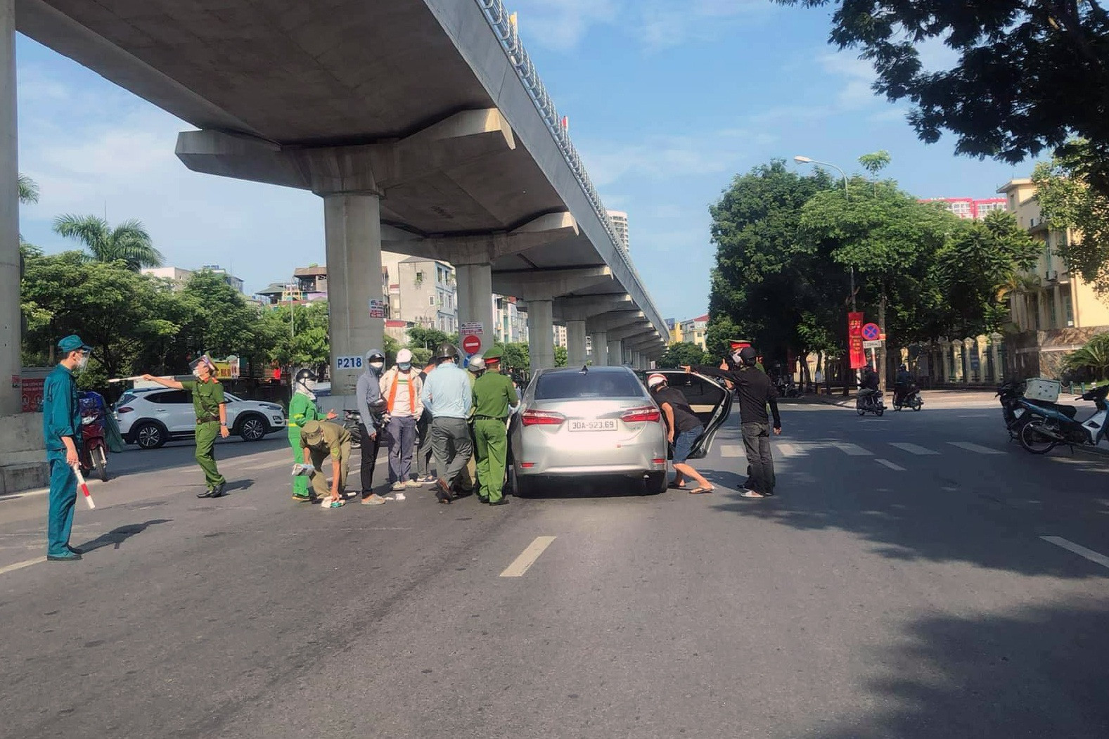 Hà Nội: Shipper thông chốt kiểm dịch, tông cảnh sát gục xuống đường - 1