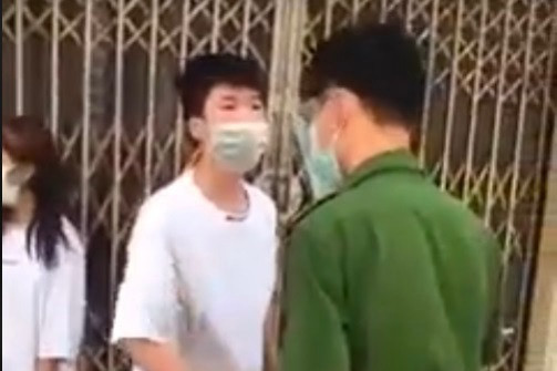 Hà Nội: Ra ngoài không lý do, nam thanh niên còn chống đối, lăng mạ công an - 1