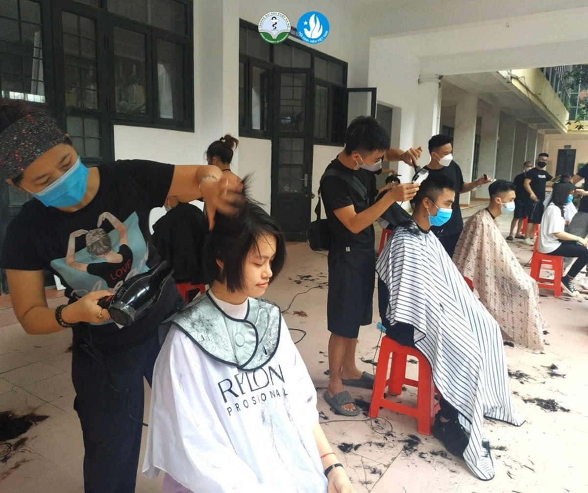 Sinh viên ĐH Dược tình nguyện xuống tóc vào Nam chống dịch - 2