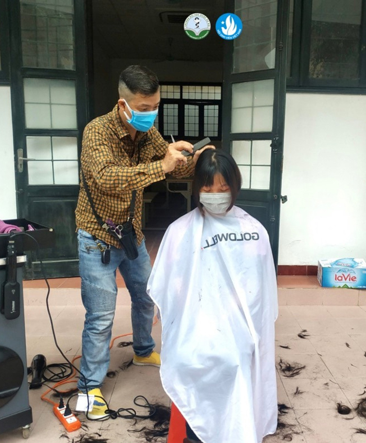 Sinh viên ĐH Dược tình nguyện xuống tóc vào Nam chống dịch - 3
