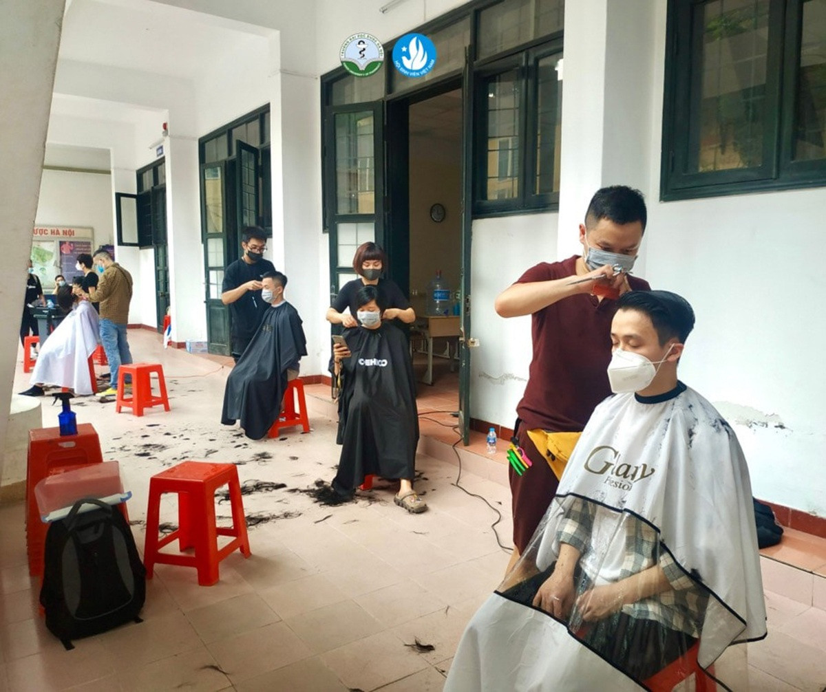 Sinh viên ĐH Dược tình nguyện xuống tóc vào Nam chống dịch - 4
