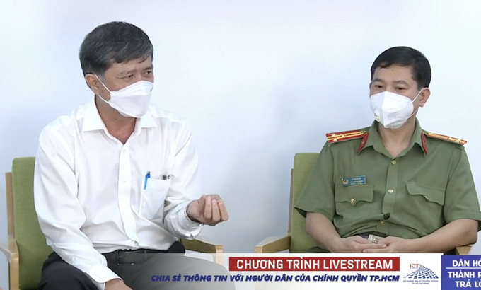 Ông Nguyễn Văn Hiếu (trái) trả lời thắc mắc của người dân về các vấn đề giáo dục tối 30/8. Ảnh: Trung tâm Báo chí TP HCM