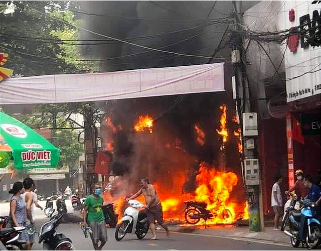 Tạm giữ nghi phạm ném bom xăng làm cháy 4 cửa hàng ở Vĩnh Phúc - Ảnh 1.