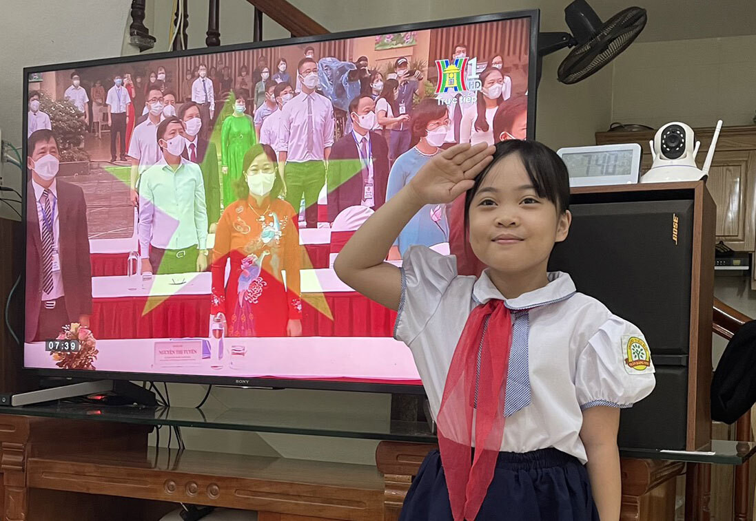 Học sinh trường Tiểu học Trần Đăng Ninh, quận Hà Đông, Hà Nội, chào cờ trong lễ khai giảng trực tuyến, ngày 5/9. Ảnh: Nguyễn Kiên