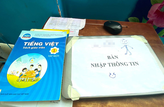 Các thầy cô giáo trong nhóm cô Linh mang theo máy tính xách tay và sách giáo khoa để soạn bài khi tham gia chống dịch. Ảnh: Nhân vật cung cấp