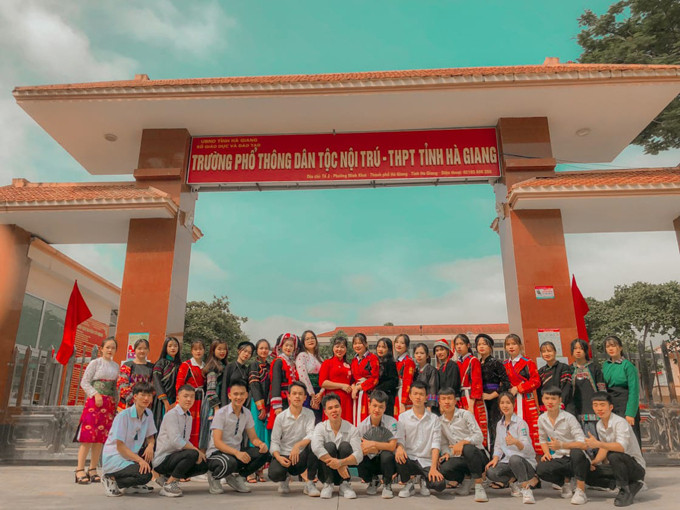 Ly (thứ tư từ trái sang) trong buổi chụp ảnh kỷ yếu cùng lớp 12A5 tại trường Phổ thông Dân tộc Nội trú - THPT tỉnh Hà Giang. Ảnh: Nhân vật cung cấp