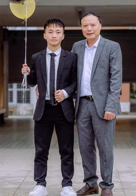 Xồng Bá Hùa (bên trái) cùng thầy giáo dạy thể dục trường PT Hermann Gmeiner Vinh. Ảnh: Nhân vật cung cấp.
