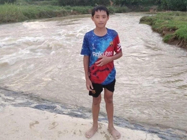 Nam sinh lớp 7 cứu sống bé gái 9 tuổi dưới dòng nước chảy xiết - 1 Nam sinh lớp 7 cứu sống bé gái 9 tuổi dưới dòng nước chảy xiết - 1