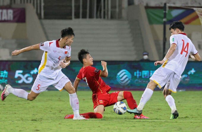 Trung vệ Nguyễn Thanh Bình  (số 5) vào sân thay người và mắc lỗi ở hai trong ba bàn thua của tuyển Việt Nam.