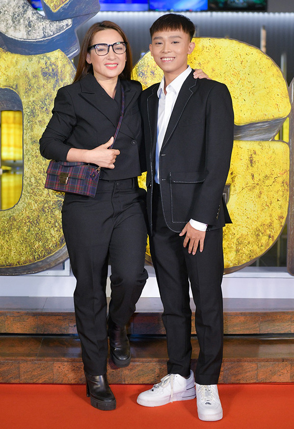 Phi Nhung và Hồ Văn Cường đi xem phim Bố già ngày hồi tháng 3 tại TP HCM. Ảnh: Thanh Huyền.