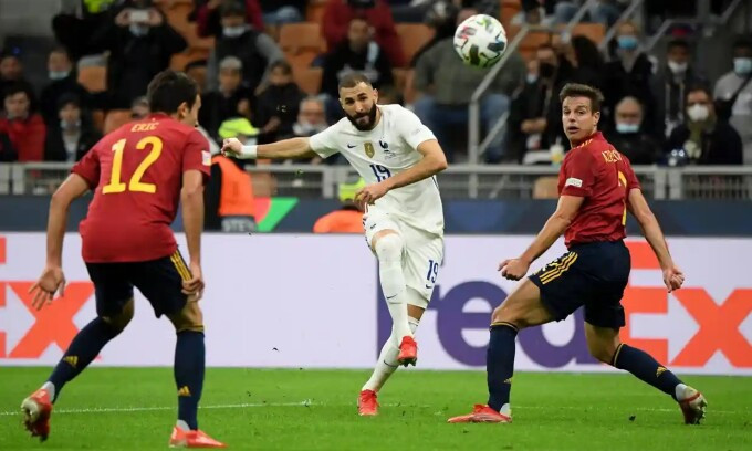 Benzema cứu tuyển Pháp khi ghi siêu phẩm để gỡ hòa cho đội nhà. Ảnh: Reuters.