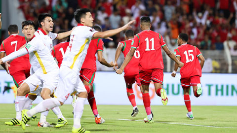 ĐT Việt Nam phải nhận 2 quả phạt đền trong trận đấu với Oman (áo đỏ)