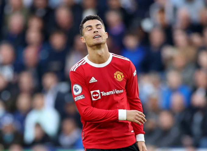 Ronaldo cũng không dấu chán chường khi Man Utd nhận bàn thua thứ tư. Ảnh: Reuters