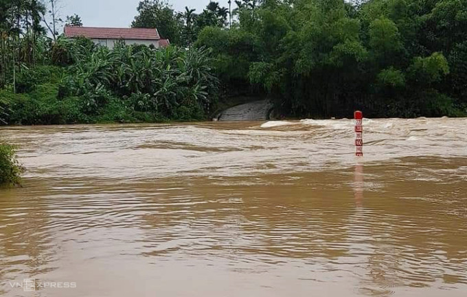 Cầu ngầm sông Trường trên quốc lộ 40B, xã Trà Tân, huyện Bắc Trà My ngập hơn 1,2m sáng 17/10. Ảnh: Trà My