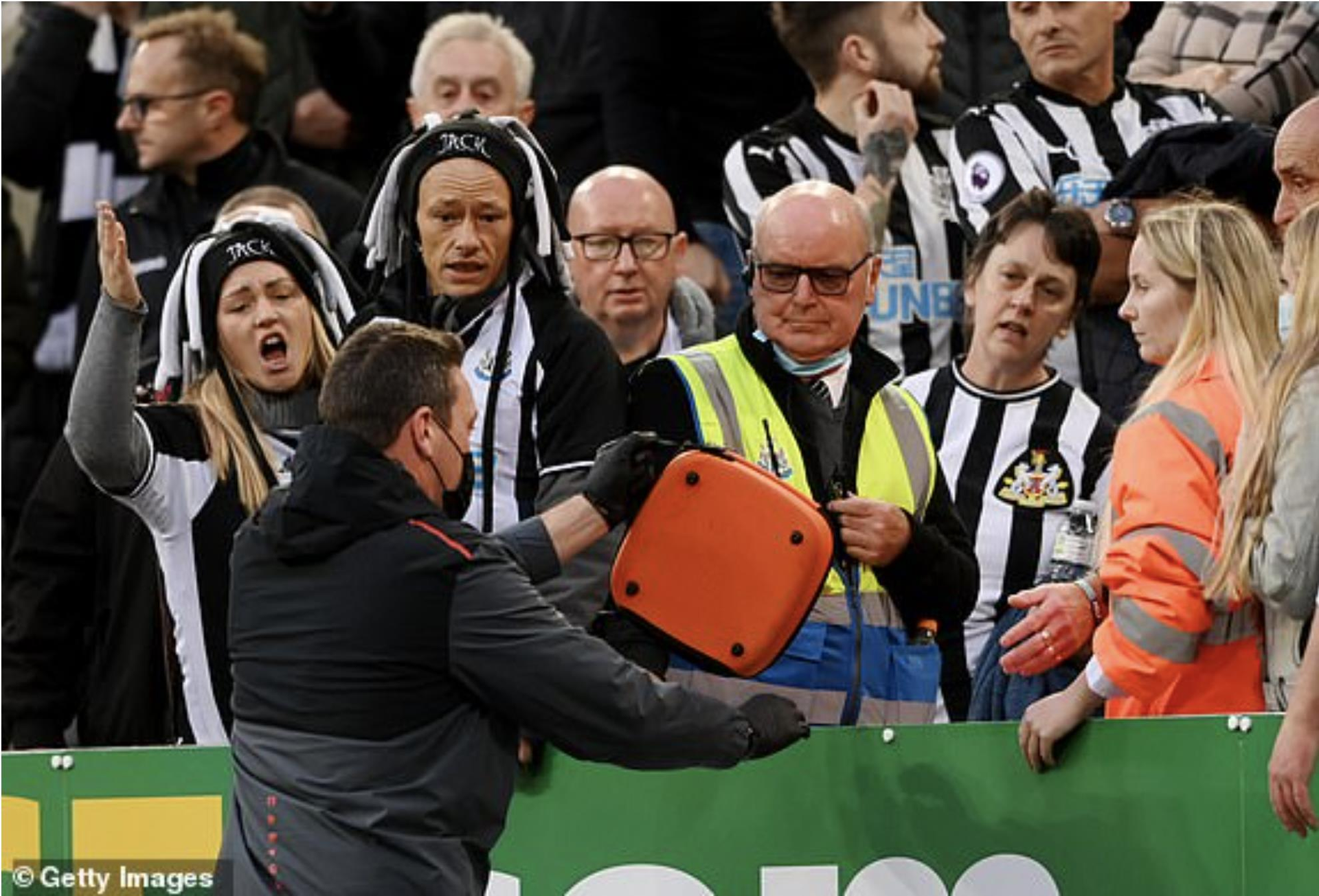 Cổ động viên đột quỵ, trận Newcastle vs Tottenham bị tạm dừng - 1