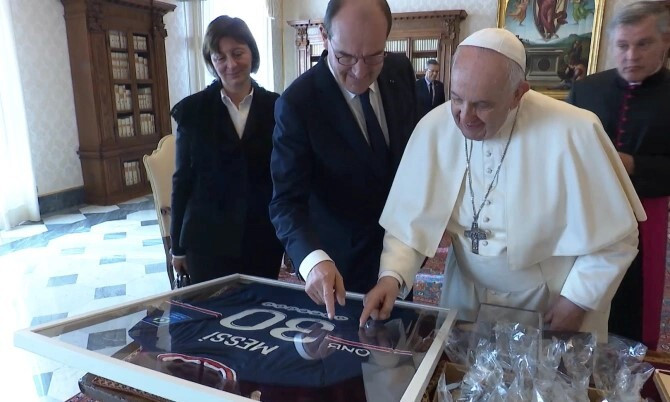 Giáo hoàng Francis được Thủ tướng Pháp Jean Castex tặng áo đấu tại PSG của Messi. Ảnh: Reuters.