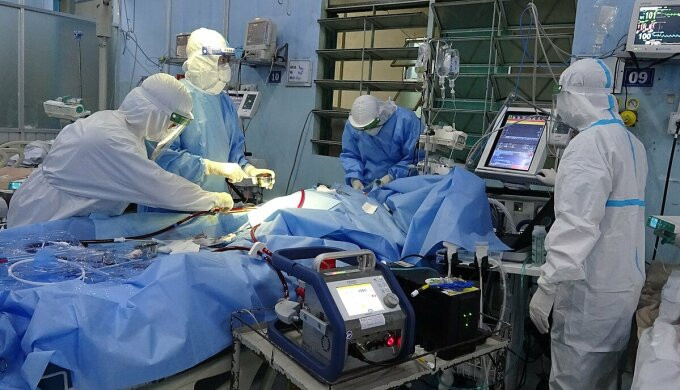 Bác sĩ thực hiện can thiệp ECMO trên bệnh nhân Covid-19 tại Bệnh viện Quân y 175. Ảnh: Chính Trần.