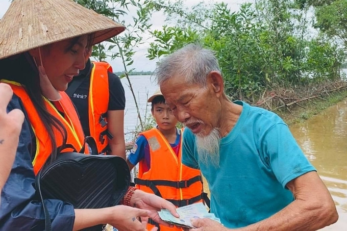 Ca sĩ Thủy Tiên cứu trợ người dân miền Trung bị lũ lụt, tháng 10/2020. Ảnh: FBNV