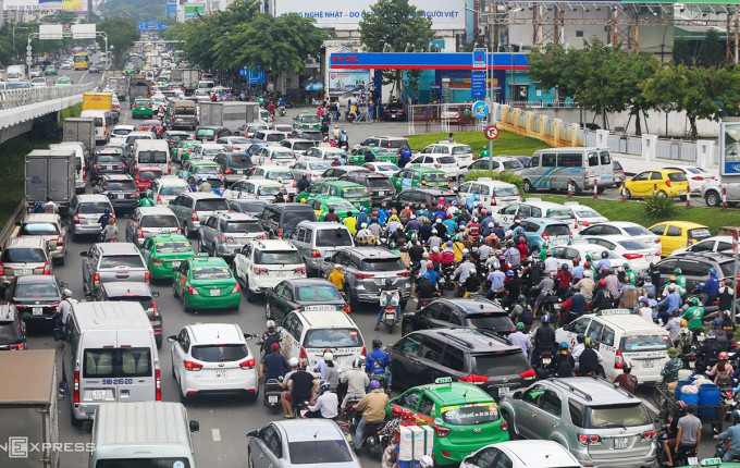 Ôtô, xe máy chạy trên đường Trường Sơn (quận Tân Bình) năm 2019 - một trong các điểm dự án lập cổng thu phí. Ảnh: Quỳnh Trần