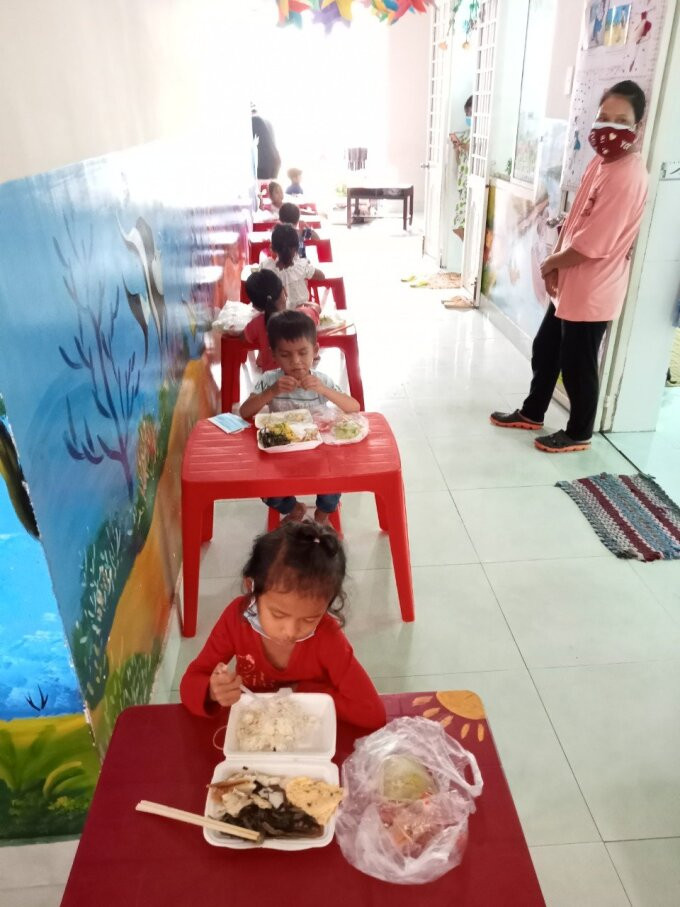 Bữa ăn của học sinh trường Tiểu học Lâm Sơn A, huyện Ninh Sơn, Ninh Thuận trong thời gian cách ly. Ảnh: Nhà trường cung cấp