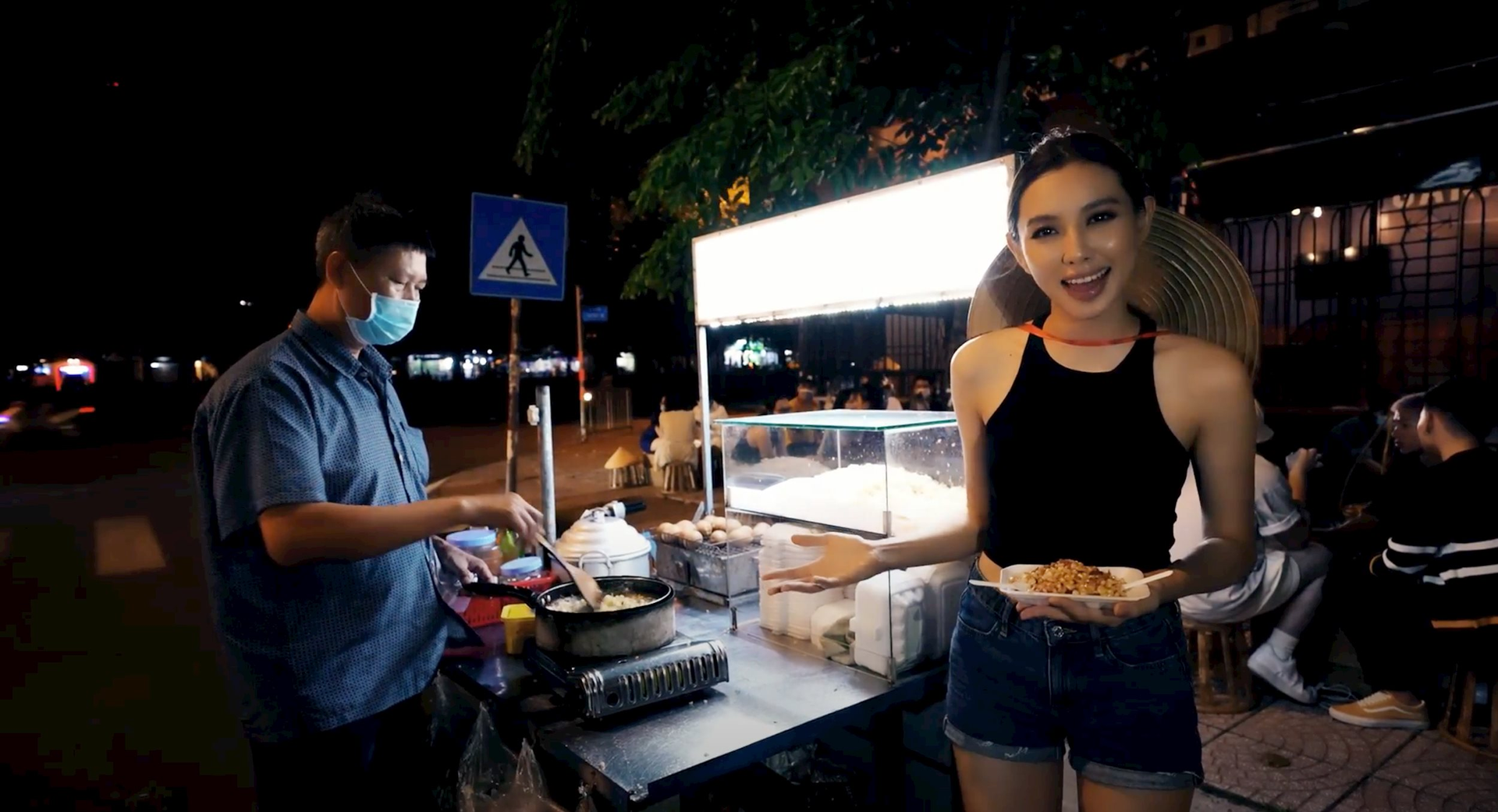 miss-grand-vietnam-thuy-tien-street-food-4-.png