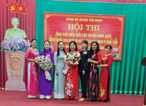 Cô Đặng Thị Kim Hoa (áo dài đỏ, đứng chính giữa) bên các đồng nghiệp (Ảnh: NVCC)