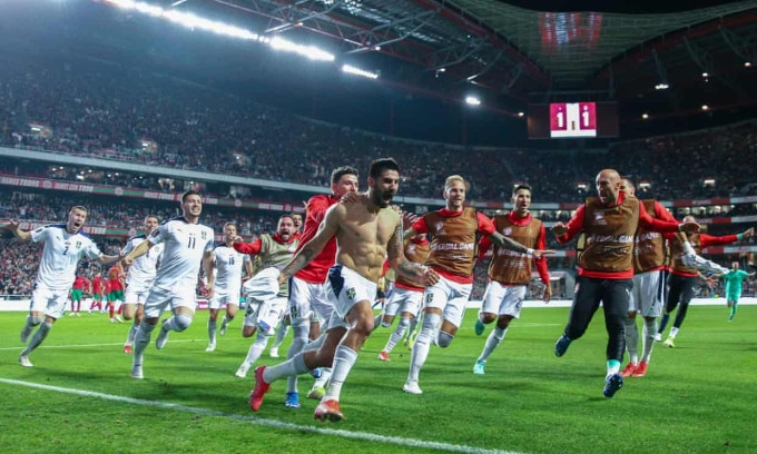Mitrovic (cởi trần) ăn mừng cùng các đồng đội sau khi ghi bàn ấn định chiến thắng 2-1 trước Bồ Đào Nha. Ảnh: AFP