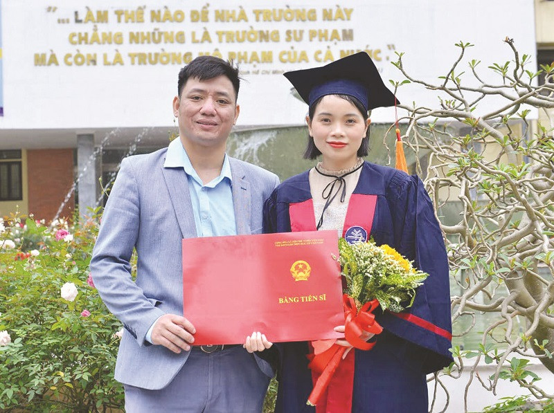 Cô Phan Thị Thu nhận bằng Tiến sĩ khi còn rất trẻ. Ảnh: NVCC