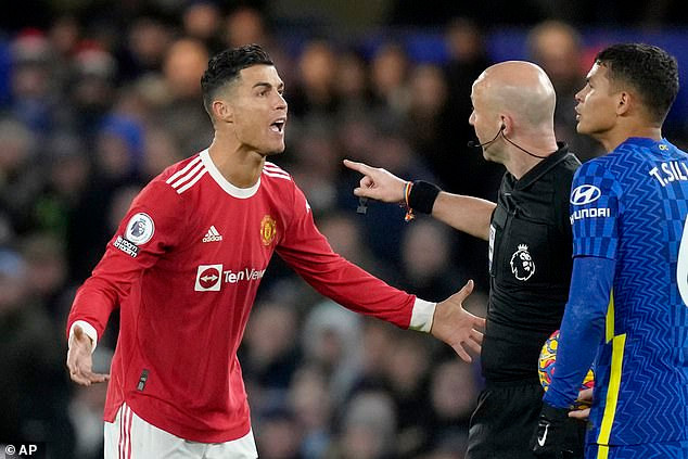 C.Ronaldo có hành động xấu xí, khiến cổ động viên Man Utd tức giận - 2