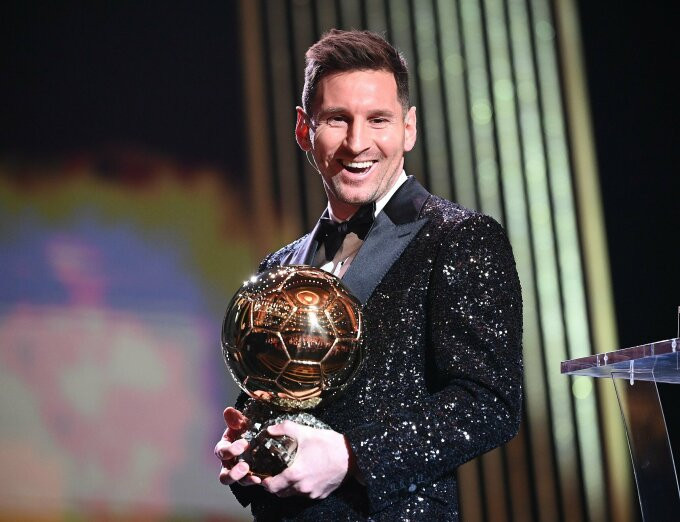 Messi cười tươi sau khi nhận Quả Bóng Vàng 2021. Ảnh: France Football