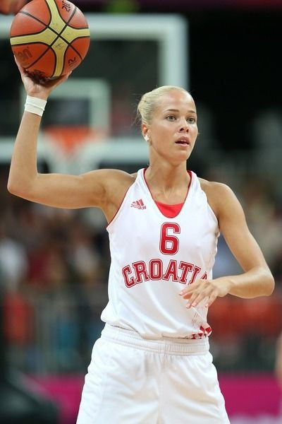Vẻ đẹp quyến rũ của nữ hoàng bóng rổ Antonija Sandric - 4