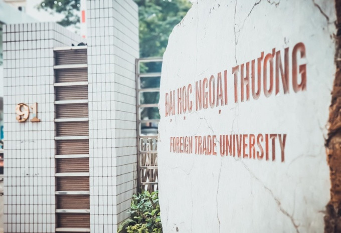 Biển tên Đại học Ngoại thương trụ sở Hà Nội. Ảnh: FTU Times