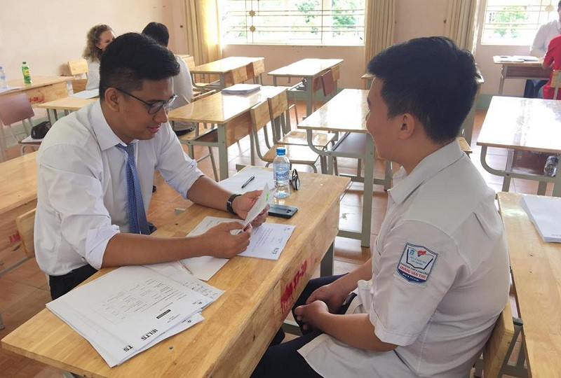 Học sinh Trường THPT chuyên Hoàng Văn Thụ (Hòa Bình) thi thử IELTS.