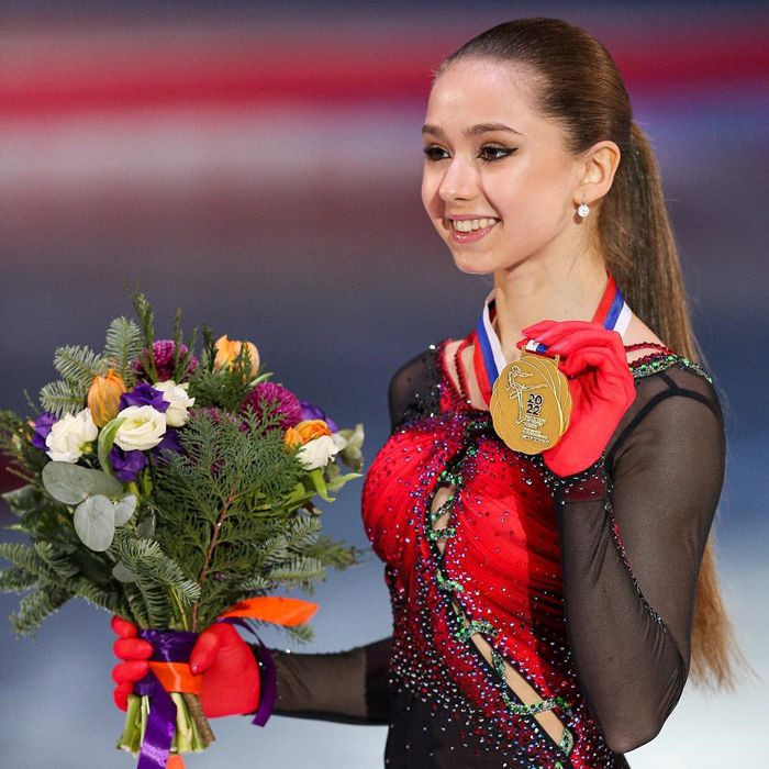 Thiên thần trượt băng Nga làm nên lịch sử tại Olympic Bắc Kinh - Hình 2