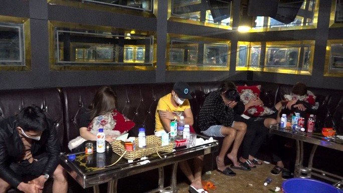40 nam nữ phê ma túy trong quán karaoke ngày lễ tình nhân - Ảnh 2.
