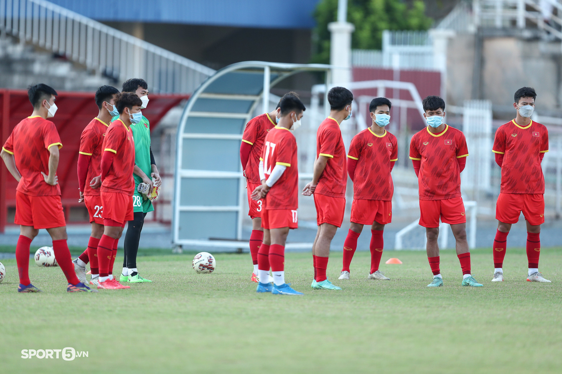 Nhiều cầu thủ trên hàng công U23 Việt Nam vắng mặt trong buổi tập trước trận bán kết - Ảnh 2.