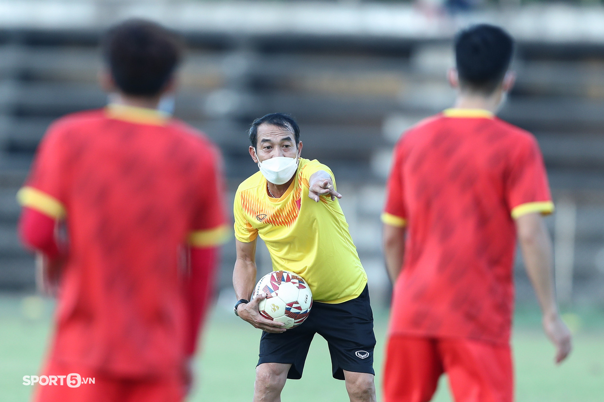 Nhiều cầu thủ trên hàng công U23 Việt Nam vắng mặt trong buổi tập trước trận bán kết - Ảnh 7.