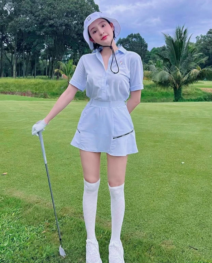 Nửa năm gần đây, Hiền Hồ thử sức với bộ môn golf. Nữ ca sĩ chăm chỉ ra sân tập luyện và tranh thủ khoe những bộ cánh thời trang đẹp mắt.