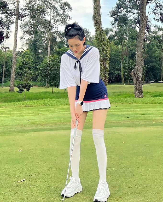 Đồ chơi golf thường được mỹ nhân 25 tuổi sắm từ các thương hiệu thời trang của Hàn Quốc, với mức giá trung bình khoảng dưới 10 triệu đồng.