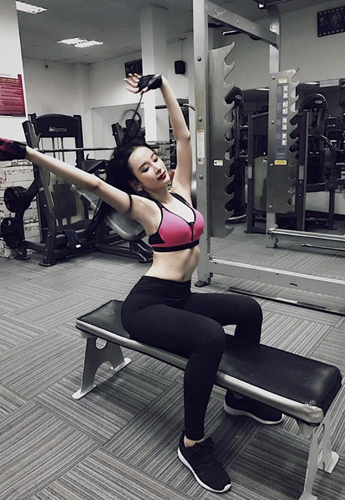 Phong cách năng động và tràn đầy sức sống của Angela Phương Trinh khi đi tập thể dục. Nhiều khán giả nhận xét, hình ảnh sexy của cô khiến hội gymer chung phòng tập khó thể tập trung.