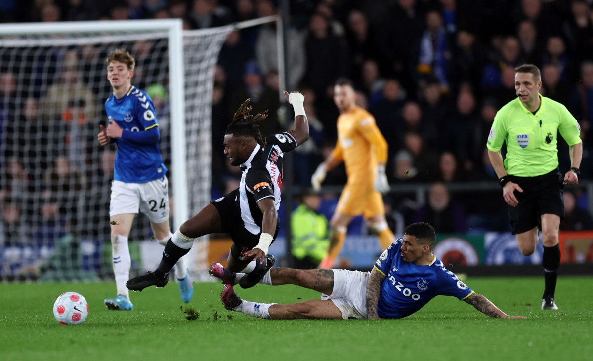 Sau khi sự cố khiến trận đấu bị gián đoạn hơn 5 phút, cuộc đọ sức giữa Everton và Newcastle đã diễn ra vô cùng gay cấn.