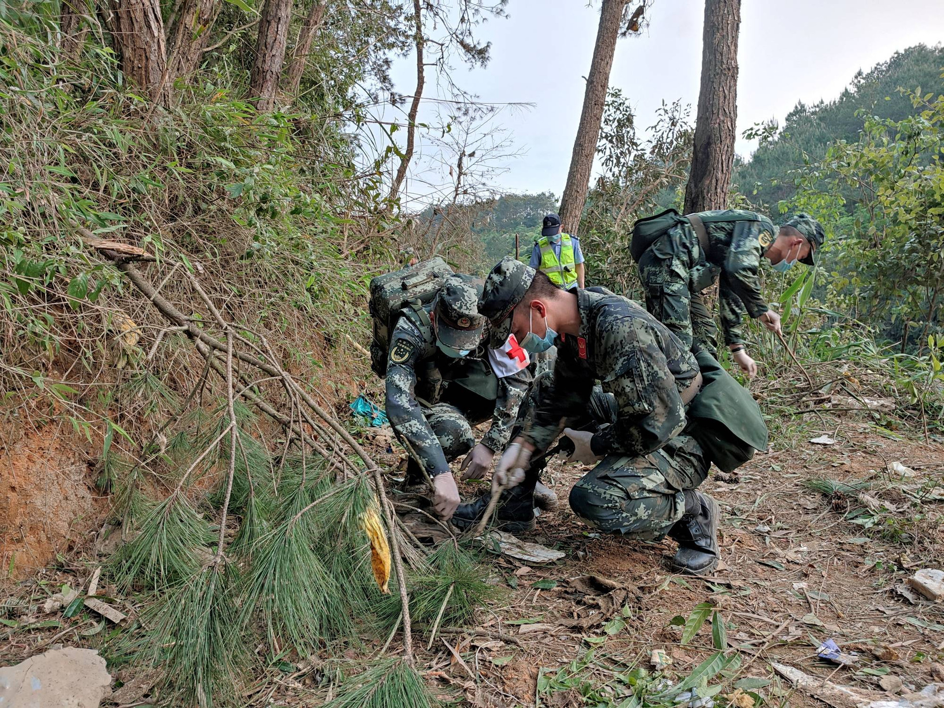 Vụ máy bay chở 132 người bị rơi: Trung Quốc tập trung nguồn lực cứu hộ, chưa tìm thấy nạn nhân - Ảnh 3.