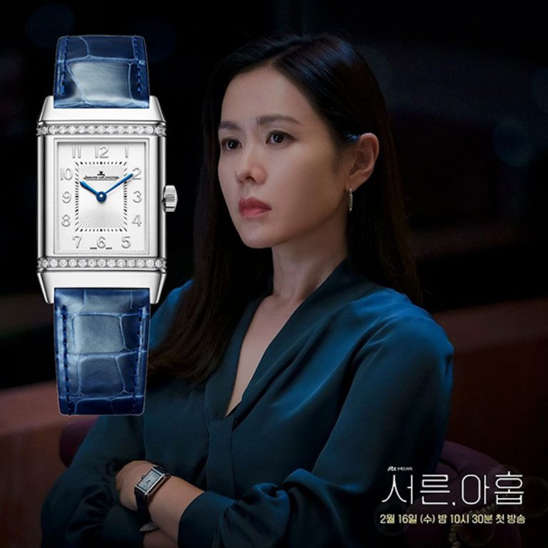 Đồng hồ Jaeger-LeCoultre Reverso Classic Duetto có giá gần 21.000 USD được Son Ye Jin yêu thích đeo trên tay trong các cảnh quay phim Ba mươi chín. Thiết kế hình chữ nhật, được đính hai hàng kim cương hai bên thanh lịch càng tôn lên thần thái quý cô độc lập và xinh đẹp của nữ diễn viên.