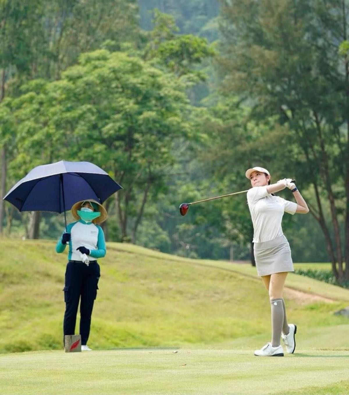 Ảnh: Hoa hậu, siêu mẫu Việt khoe sắc trên sân golf  - 10