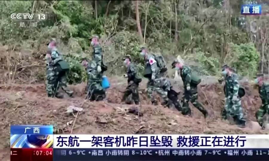 Lực lượng cứu hộ máy bay Trung Quốc rơi