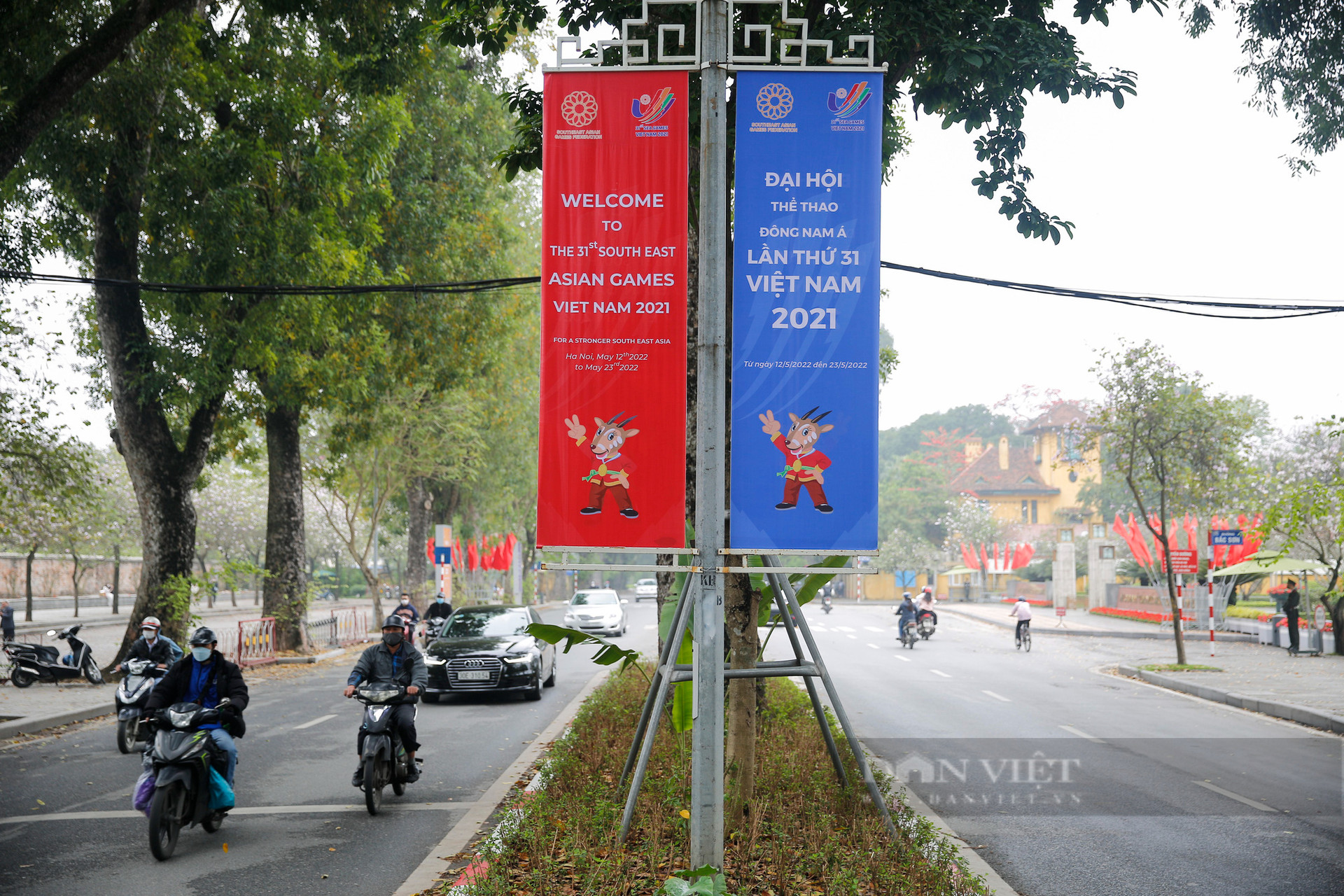 Đường phố Hà Nội trang hoàng rực rỡ chào đón SEA Games 31 - Ảnh 2.